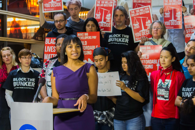 Eine Black Lives Matter-Aktivistin spricht vor einem Publikum mit Mikrofon