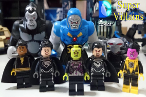 Verschiedene Spielzeuge in Schwarz, Gelb und Blau sind auf einer weißen Oberfläche mit sichtbarem Text im Bild angeordnet.