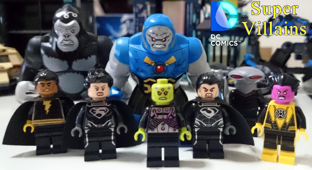 Verschiedene Spielzeuge in Schwarz, Gelb und Blau sind auf einer weißen Oberfläche mit sichtbarem Text im Bild angeordnet.