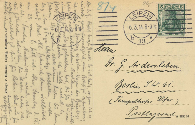 Eine alte Postkarte mit einer Briefmarke, die an ein Krankenhaus in Leipzig, Deutschland, adressiert ist und Text auf beiden Seiten enthält.