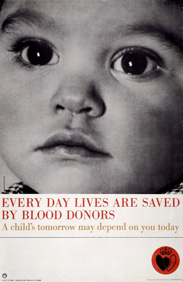 Ein Plakat mit einem Kind mit ernster Miene in der Mitte, umgeben von fettem schwarzem Text, der "Jeden Tag werden Leben durch Blutspender gerettet." lautet.