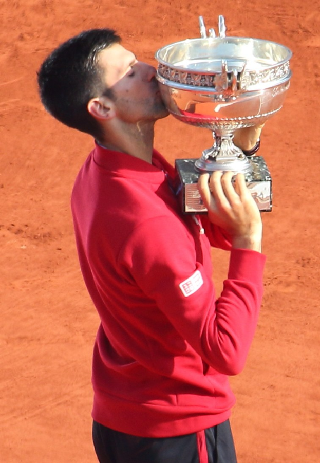 Novak Djokovic hält den French Open-Pokal nach Sieg gegen Rafael Nadal im Herrensingelfinale und feiert triumphierend.