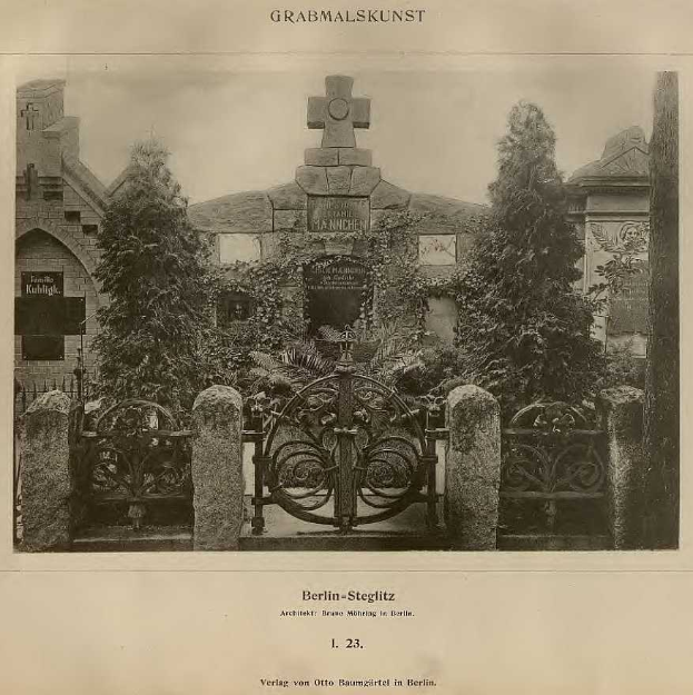 Schwarzes und weißes Foto eines Friedhofs in Berlin, Deutschland, mit einem Tor, einer Mauer, Bäumen und einem Gebäude im Hintergrund, mit Text unten: "Grammalskunst, Berlin-Steglitz, Architekt, Bruue Morning in Berlin".