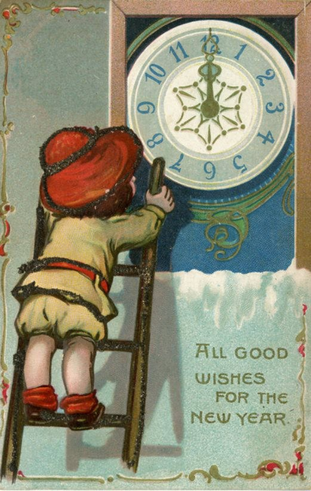 Eine alte Weihnachtskarte mit einem fr├Âhlichen Jungen in festlicher Kleidung auf einer Leiter, der auf eine tickende Uhr schaut, mit der Aufschrift "Alles Gute zum neuen Jahr."