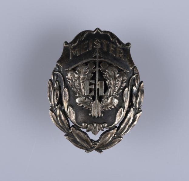 Silbernes Deutsches Armeeabzeichen mit Lorbeerkranz in der Mitte mit Text.