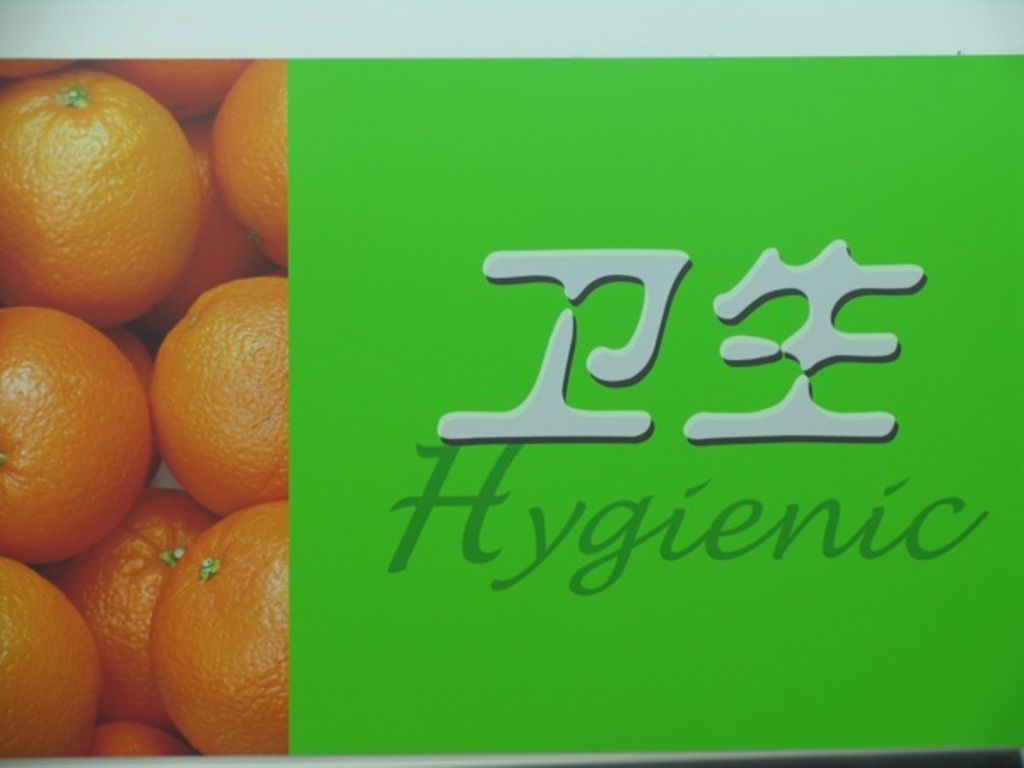 Ein Foto von Orangen mit zwei Wörtern, die auf einem Papier darunter geschrieben sind.