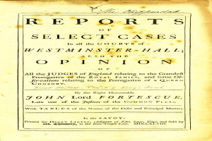 Ein altes Buch mit dem Titel "Berichte über ausgewählte Fälle vor den Gerichten von Westminster-Hall sowie die Meinung von John Lord Fortescue" liegt aufgeschlagen da und zeigt eine Seite mit schwarzem Text.
