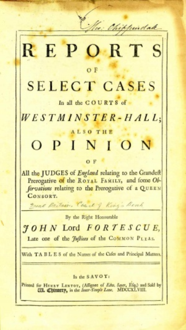 Ein altes Buch mit dem Titel "Berichte über ausgewählte Fälle vor den Gerichten von Westminster-Hall sowie die Meinung von John Lord Fortescue" liegt aufgeschlagen da und zeigt eine Seite mit schwarzem Text.
