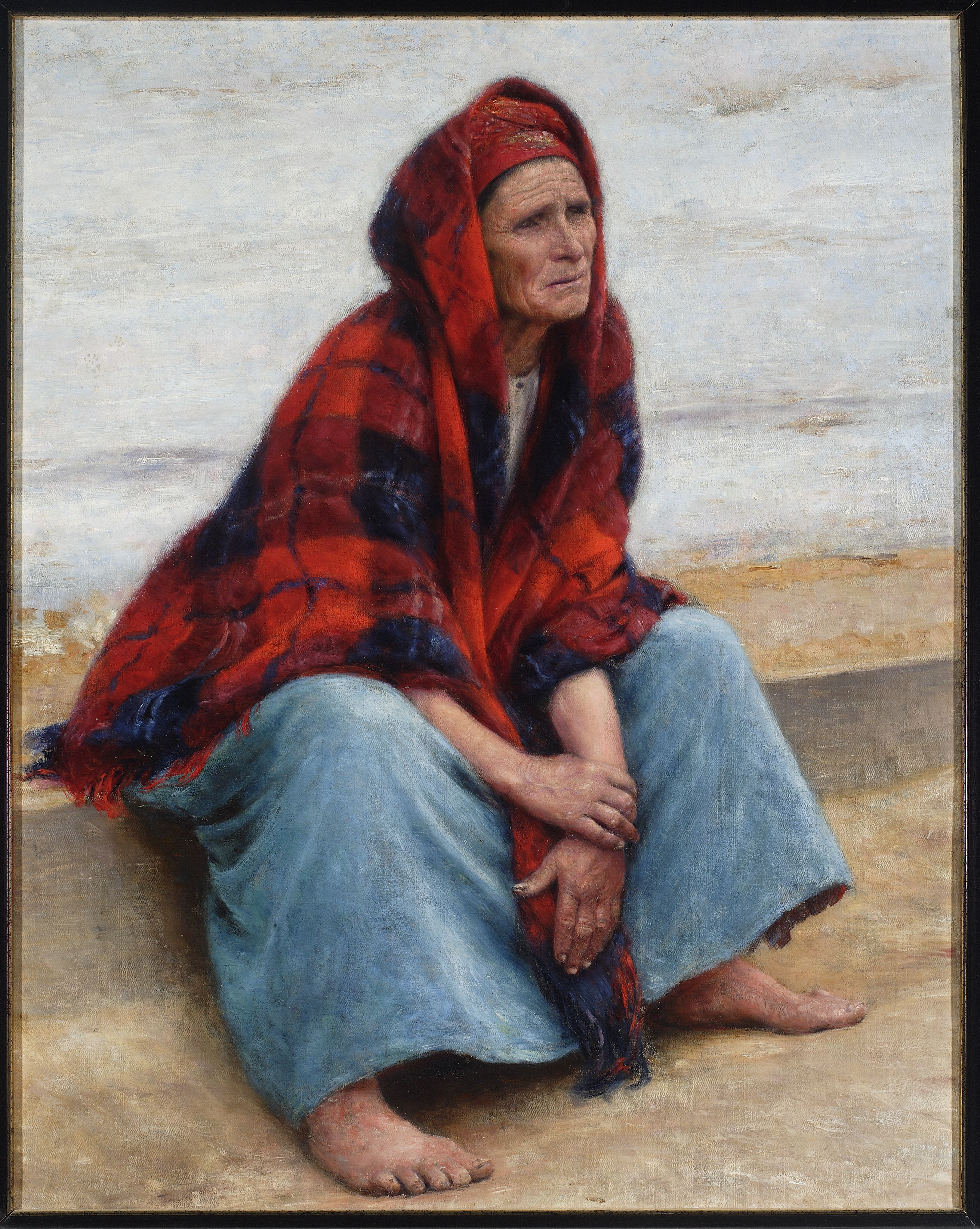 Eine alte Frau sitzt bei Sonnenuntergang in einem hellen Kleid mit einem Dutt auf dem Strand, die Augen geschlossen und die Hände im Schoß, in einem Foto Rahmen.