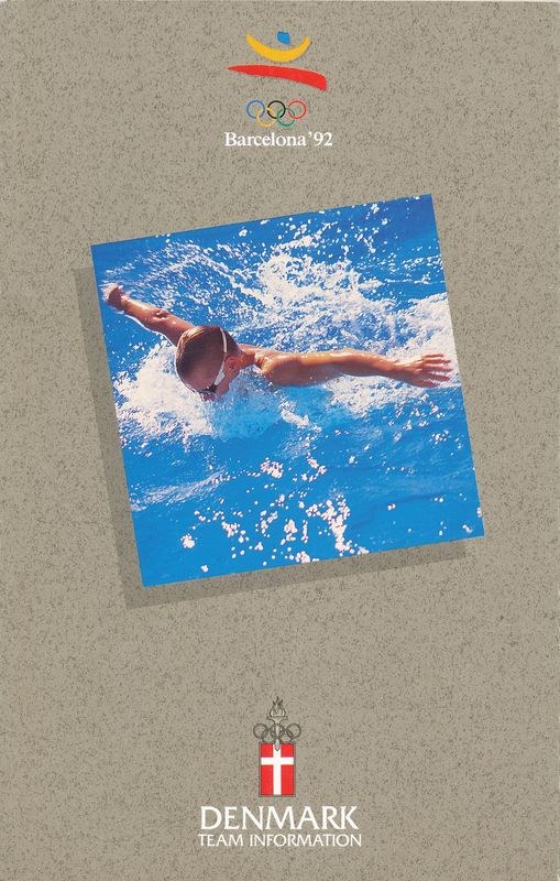 Plakat mit einem Schwimmer in blauer Badehose mit ausgestreckten Armen im Wasser, unter einem blauen und weißen Logo der Olympischen Spiele Barcelona 1992 und dem Text "Denmark Team Information", vor einem hellblauen Himmel mit weißen Wolken.