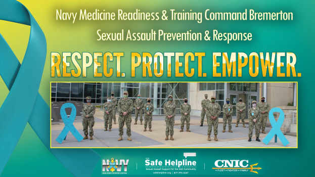 Plakat für das Navy Medicine Readiness & Training Command Bremerton's Sexual Assault Prevention & Response Programm, das Personal in Uniform vor einem Gebäude mit dem Text "Respekt, Schutz, Stärke" zeigt.