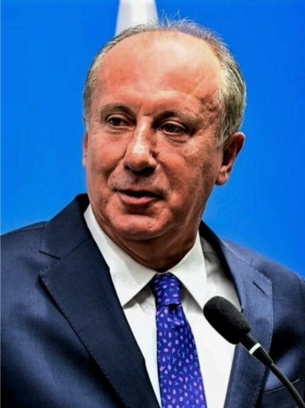 Ein Mann in einem blauen Blazer, weißem Hemd und blauer Krawatte spricht in ein Mikrofon vor einem blauen Hintergrund, identifiziert als der Premierminister des Vereinigten Königreichs durch den Text am unteren Rand des Bildes.