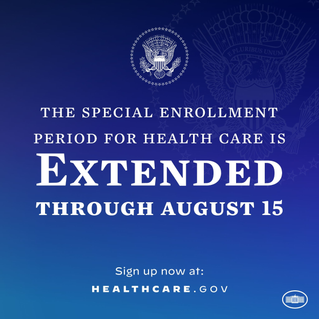 Plakat mit Text und Logo, das "Die spezielle Anmeldephase für die Gesundheitsversorgung ist bis zum 15. August verlängert." angibt.