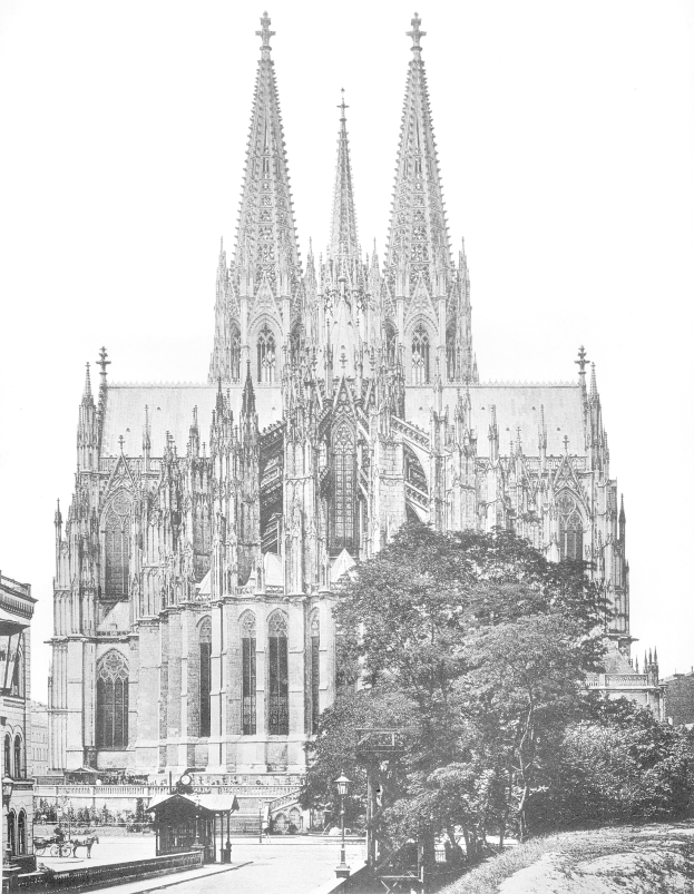 Der Eingang zum Kölner Dom in Köln, Deutschland, mit detaillierten Schnitzereien, Skulpturen und einer großen Tür unten.