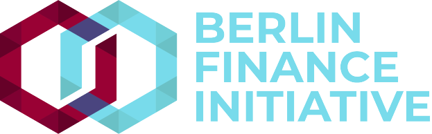Das Logo der Berliner Finanzinitiative zeigt einen blauen Kreis mit einer weißen Umrandung und einem weißen "B" in der Mitte, umgeben von einem weißen Ring mit einem blau-weißen Karomuster, alles vor einem weißen Hintergrund mit den Worten "Berlin Finance Initiative" in fetter schwarzer Schrift.