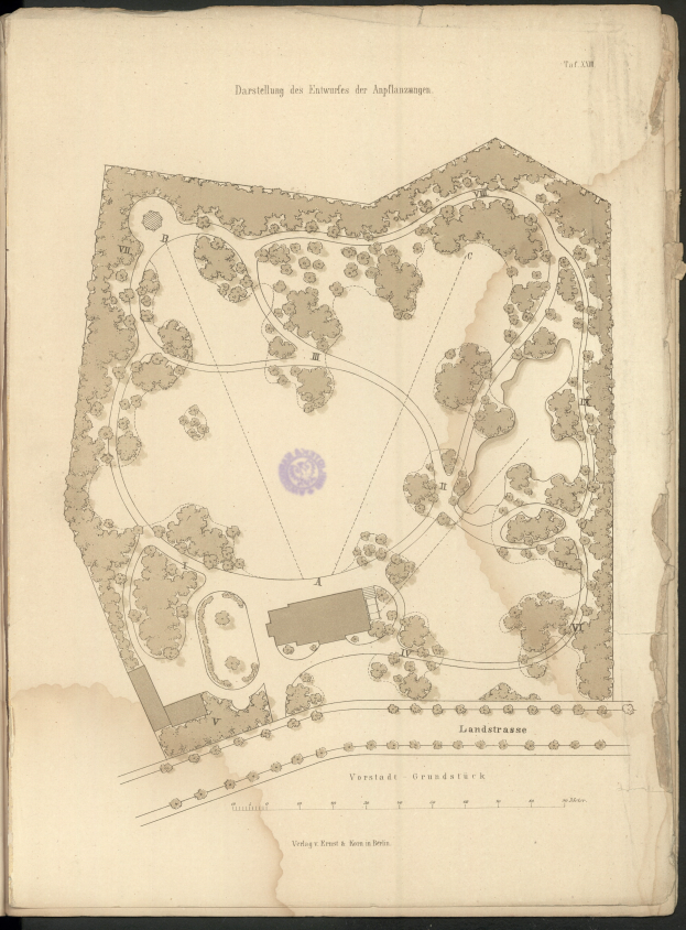 Ein altes Buch mit einer detaillierten Karte eines Parks, die Pfade, Bäume und andere Merkmale zeigt, zusammen mit Texten, die Informationen über die Größe, Lage und Annehmlichkeiten des Parks bereitstellen.