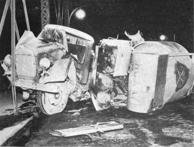 Schwarz-weiß-Foto eines umgestürzten Autos am Straßenrand mit Metallstangen und einer Straßenlaterne im Hintergrund, beschriftet mit "1930er-Auto-Unfall" unten.