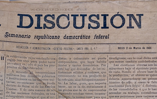 Eine gelbliche, leicht zerknitterte Zeitung mit der schwarzen Schrift 'Diskussion' darauf, mit der Schlagzeile 'Semanario Republicano Democrático Federal'.