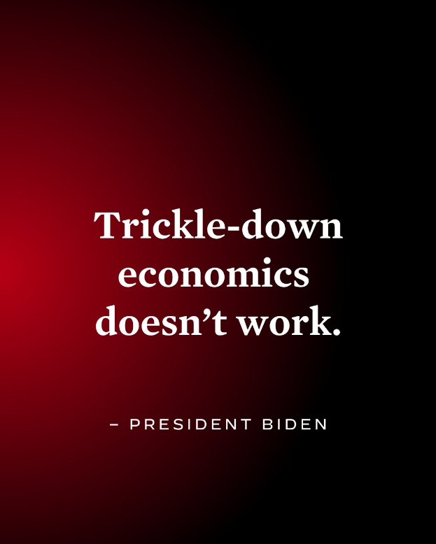 Plakat mit fetter schwarzer Schrift "Trickle-Down Economics Works Not" auf weißem Hintergrund, umrandet von einem dünnen schwarzen Rand, begleitet von einem Zitat von Präsident Biden.