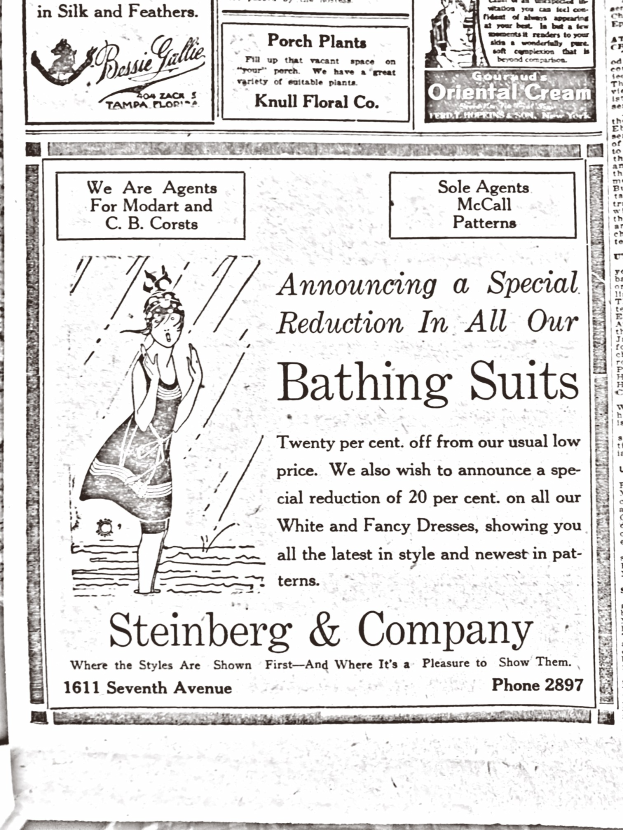 Eine Frau in einem weißen hochgeschlossenen Kleid mit langen Ärmeln und einem Dutt, umgeben von Text in einer Anzeige für Steinberg & Company Badesachen.