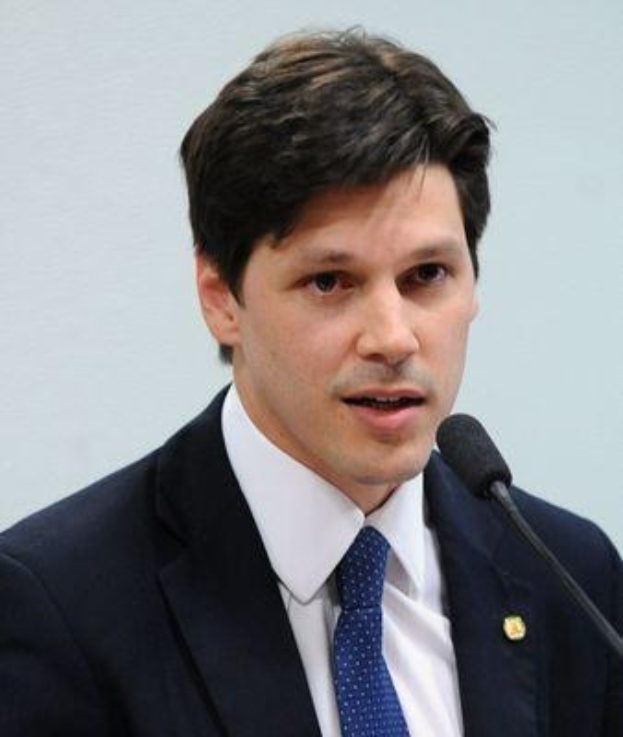 Ein Mann im Anzug spricht in ein Mikrofon an einem Rednerpult, wahrscheinlich um die Genehmigung eines Gesetzes durch die Regierung zum Verbot des Internets anzusprechen.