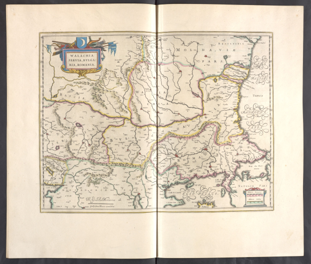 Offenes Buch mit einer detaillierten Karte von Polen und Ungarn auf schwarzem Hintergrund, das die Grenzen der Länder zeigt.