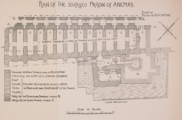 Ausführlicher architektonischer Plan des Anemas-Gefängnisses, der Räume, Gänge, Fenster, Türen und strukturelle Anmerkungen auf Papier zeigt.