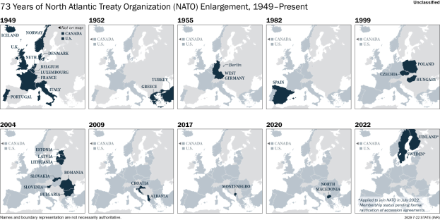 Eine Karte, die die 73-jährige Erweiterung der Nordatlantikvertragsorganisation (NATO) von 1949 bis heute zeigt, mit Regionen, die farblich nach Jahren unterteilt sind und informativem Text oben.