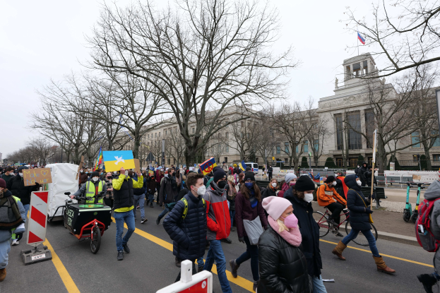 Eine große Gruppe von Menschen nimmt an einer Protestdemo auf einer Straße in Washington, D.C. am 21. Januar 2020 teil.
