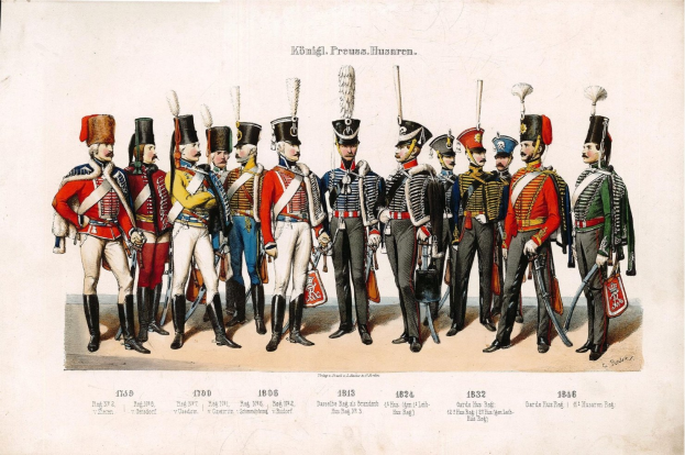 Eine Gruppe von Männern in 1836 deutschen Infanterieuniformen steht in einer Reihe, trägt Mützen und hält verschiedene Gegenstände, mit dem Text '1836 Deutsche Infanterie' unten.