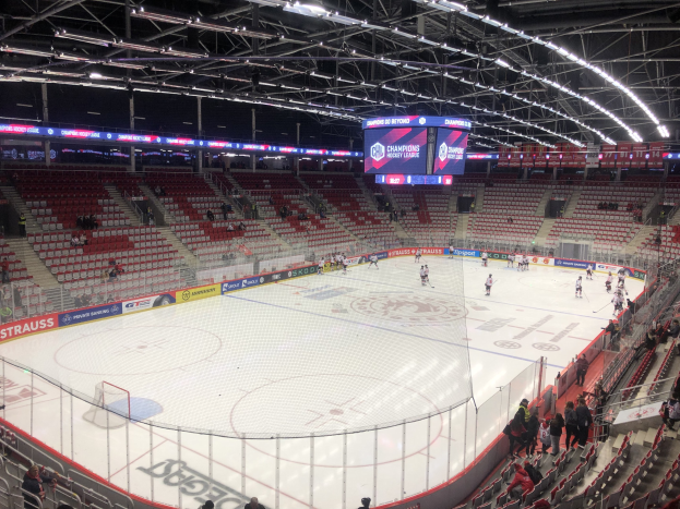 Eishockeyspiel in einer großen Arena zwischen den St. Louis Blues und Detroit Red Wings, mit Zuschauern auf den Sitzplätzen und Stehplätzen in der Nähe der Eisfläche.