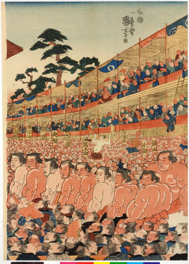 Ein Plakat, das einen Sumo-Kampf aus der Serie Fifty-Three Stations of the Tokaido von Utagawa Kunisada Toyokuni III zeigt, mit Sumo-Ringern im Vordergrund und Flaggen und Bäumen im Hintergrund sowie japanischer Schrift am unteren Rand.