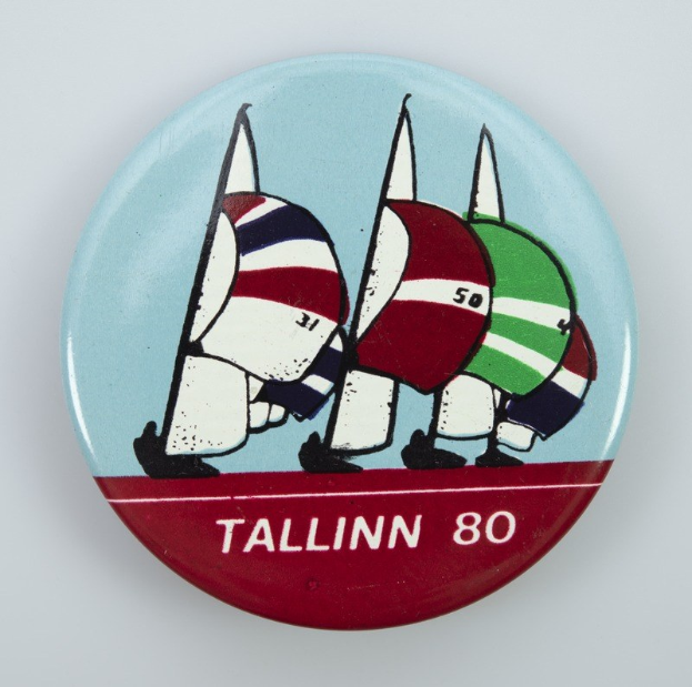 Lettischer MEP Kols schenkte Kaja Kallas einen Aufkleber mit einem "Baltic Chihuahua" vor den Flaggen der Baltischen Staaten