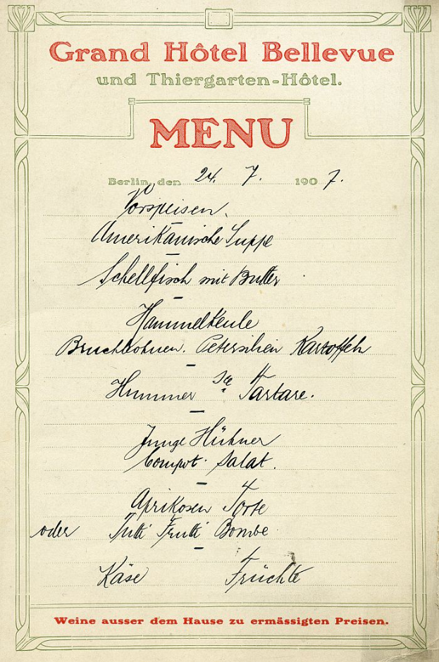 Eine alte Speisekarte des Grand Hotel Bellevue in Berlin, Deutschland, mit Text und Zahlen, die die Angebote des Restaurants auflisten.