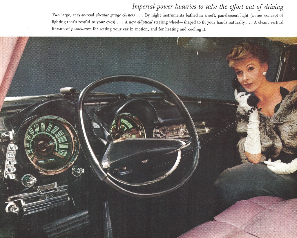 Ein Magazin-Artikel zeigt das Innere eines Autos mit einem M├Ądchen auf der rechten Seite, das telefoniert, ein Lenkrad und Tacho in der Mitte und ein Cluster-Panel auf der linken Seite.