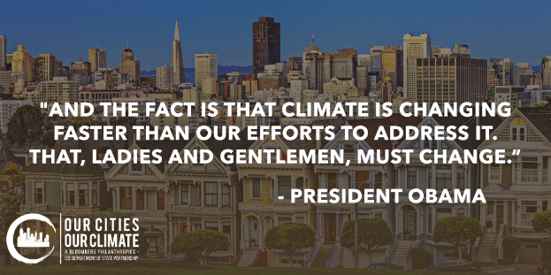 Eine Stadtansicht mit Gebäuden, Bäumen und Fahrzeugen auf der Straße, mit einem Zitat des Präsidenten Obama über den Klimawandel im Vordergrund und dem Himmel im Hintergrund.