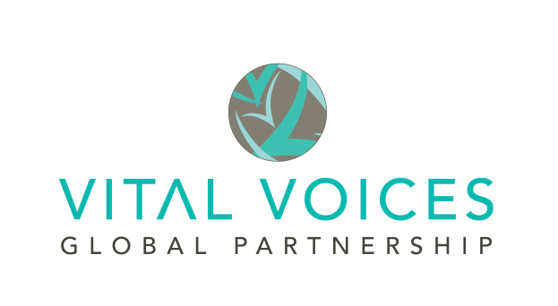 Ein Logo mit den Worten "Vital Voices Global Partnership" in fetter, schwarzer Schrift auf einem weißen Hintergrund, das einen blauen und weißen Kreis mit einer weißen Taube darin zeigt, symbolisch für Frieden und Hoffnung, umgeben von einem schmalen schwarzen Rand.