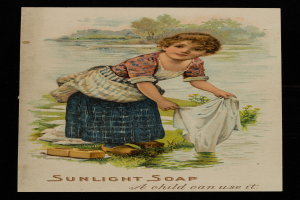 Ein junges Mädchen steht in flachem Wasser und hält einen Lappen in der Hand, umgeben von üppiger Vegetation unter einem klaren blauen Himmel, mit dem Text "Sonnenlicht-Seife - Ein Kind kann sie verwenden" unten.