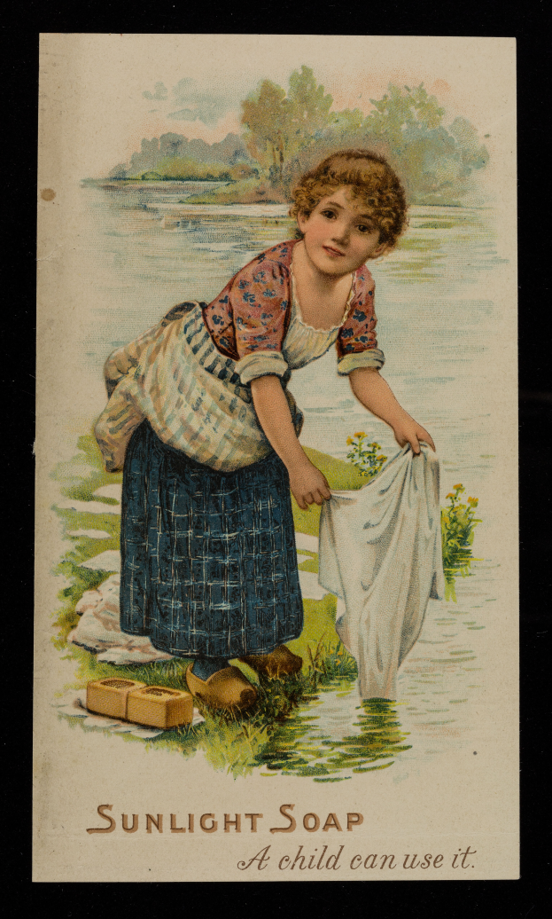 Ein junges Mädchen steht in flachem Wasser und hält einen Lappen in der Hand, umgeben von üppiger Vegetation unter einem klaren blauen Himmel, mit dem Text "Sonnenlicht-Seife - Ein Kind kann sie verwenden" unten.