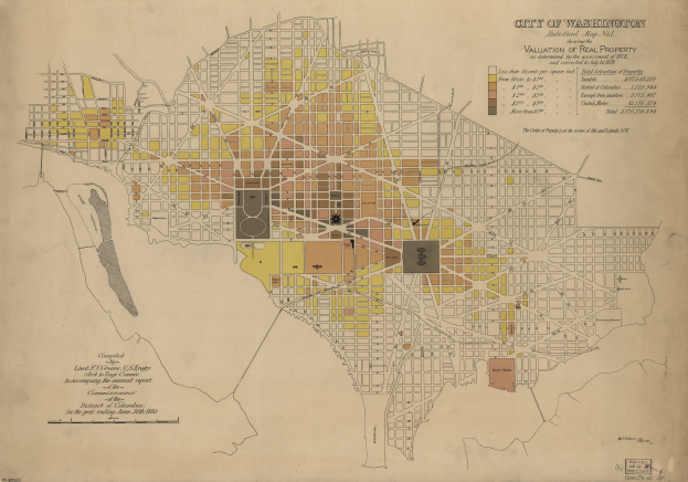 Ein altes Stadtplan von Washington, D.C. mit detaillierten Straßen, Parks und Sehenswürdigkeiten, überlagert mit fettem Text, der die tatsächliche Immobilienbewertung beschreibt.