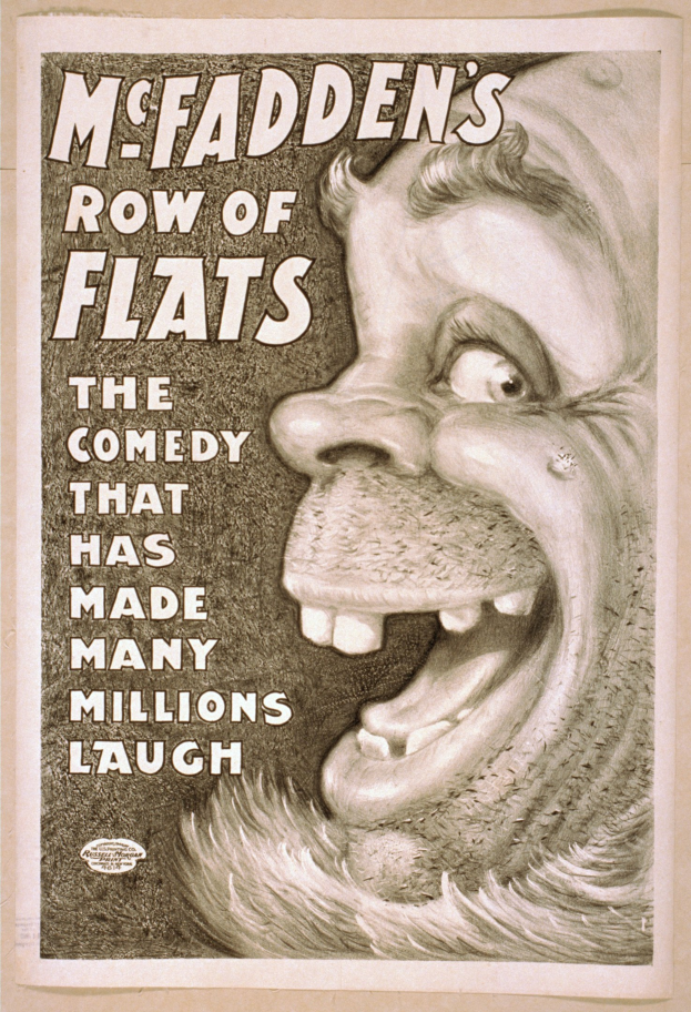 Plakat einer lachenden Person mit wilden Haaren, weit aufgerissenen Augen und einem breiten Grinsen, eingerahmt von einem hellgelben Hintergrund, mit der Aufschrift "McFadden's Row of Flats: The Comedy That Has Made Many Millions Laugh."