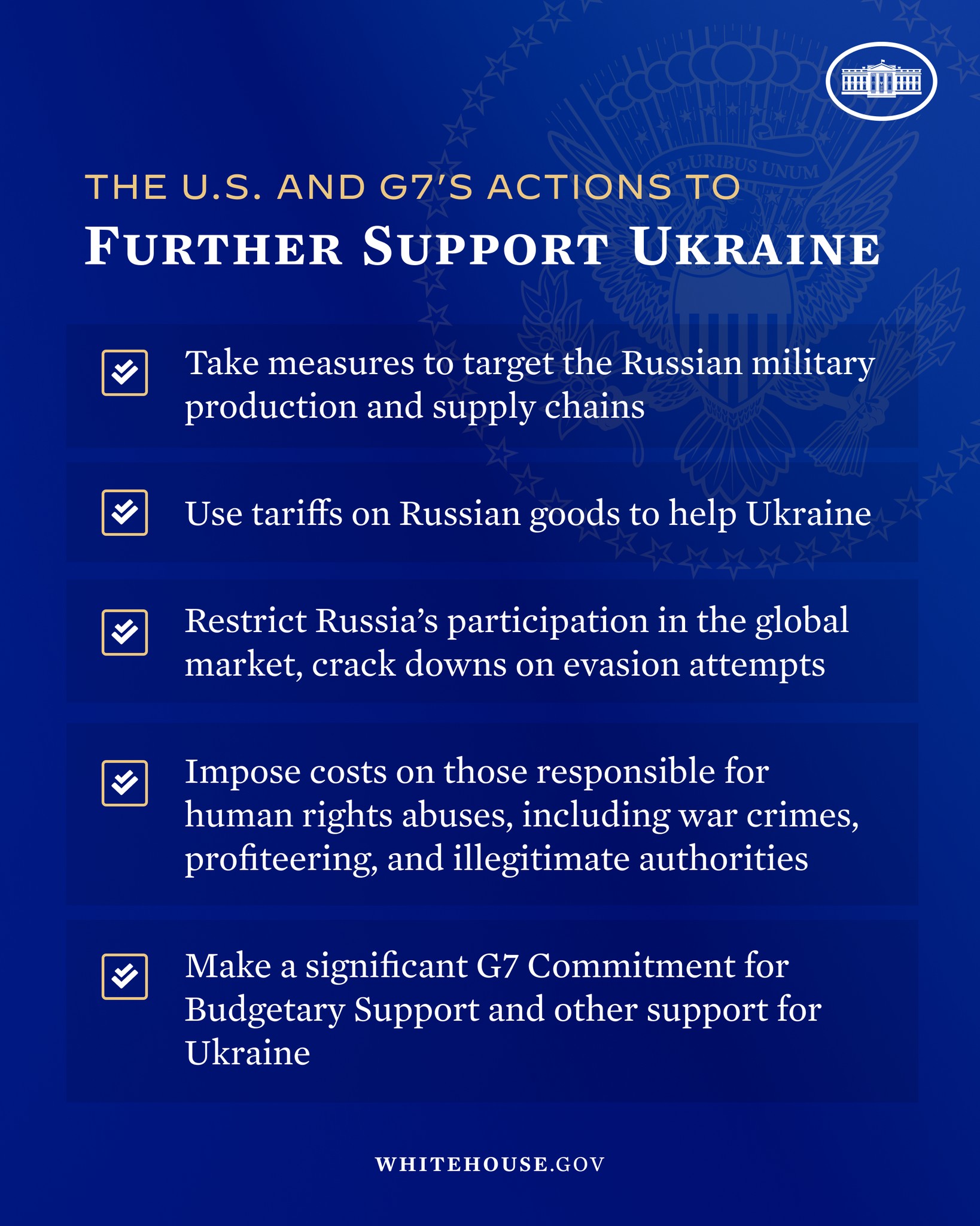 Ein blaues Plakat mit fetter weißer Schrift und einem weißen kreisförmigen Logo mit "G7" in rot, das die Unterstützung der USA und der G7 für die Ukraine fordert.