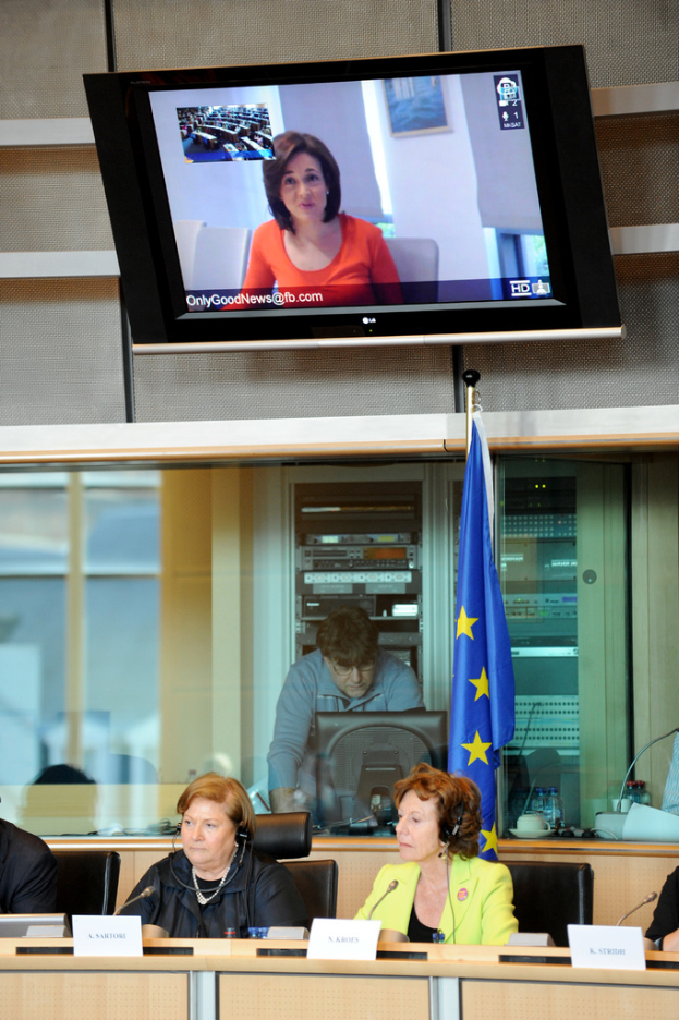 Oberbild: Ein Nachrichtensender mit einem Nachrichtensprecher. Unterbild: Eine Gruppe von Menschen, die auf Stühlen sitzen, wobei eine Person im Hintergrund steht.