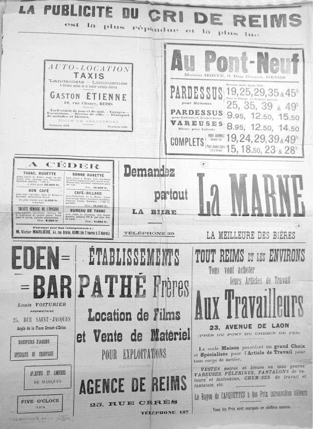 Schwarze und weiße Zeitung voller textbasierter Anzeigen und Artikel.