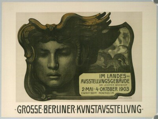 Ein Plakat mit einer Frau mit friedlichem Gesichtsausdruck, geschlossenen Augen und einem leichten Lächeln, die ein weißes Kleid und einen blauen Schal trägt, mit der Aufschrift "Grosse Berliner KVNSTAVSSTELLVING".