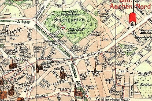 Ein detaillierter alter Stadtplan von Aachen, Deutschland, mit sichtbaren Sehenswürdigkeiten, Straßen und Merkmalen in Blauschattierungen, Grün und Gelb.