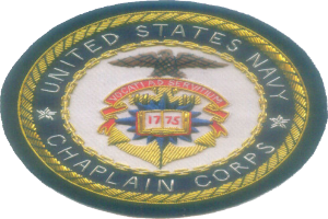 Ein rundes Patch mit einem blauen Hintergrund und weißer Umrandung, das den weißen Text "United States Navy Chaplain Corps" in der Mitte zeigt.