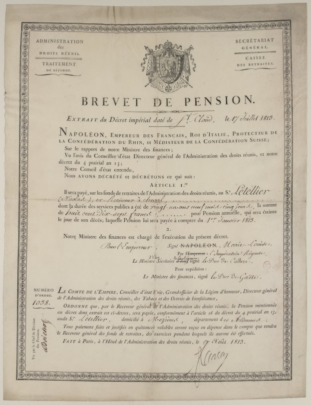 Schwarz-weißes Rentenzertifikat mit einem Mannsporträt, französischer Text 'brevet de pension' und einem Logo.