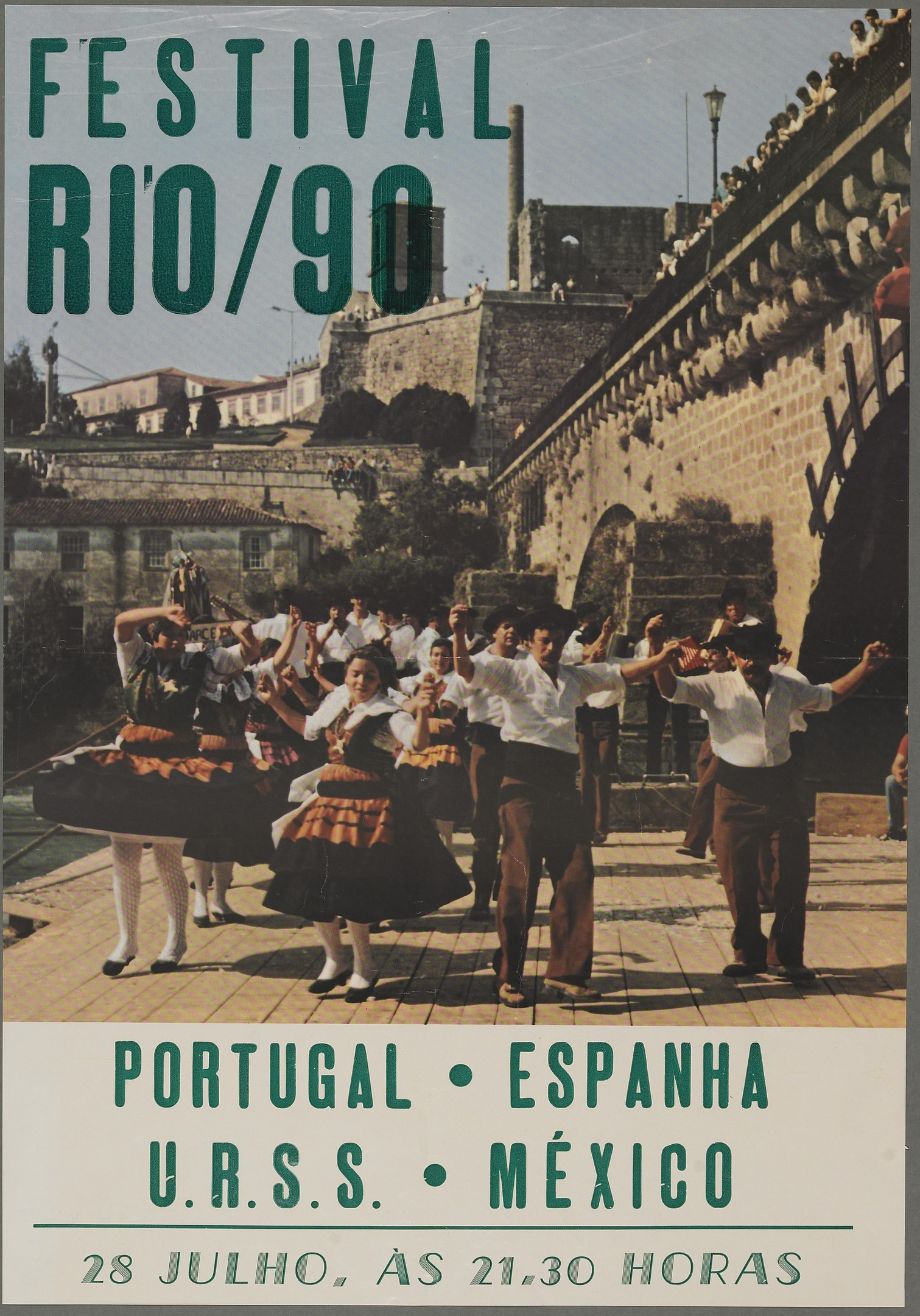 Festival Rio/90-Poster mit tanzenden Menschen im Vordergrund und Gebäuden, Bäumen und einem klaren blauen Himmel im Hintergrund sowie Text unten.