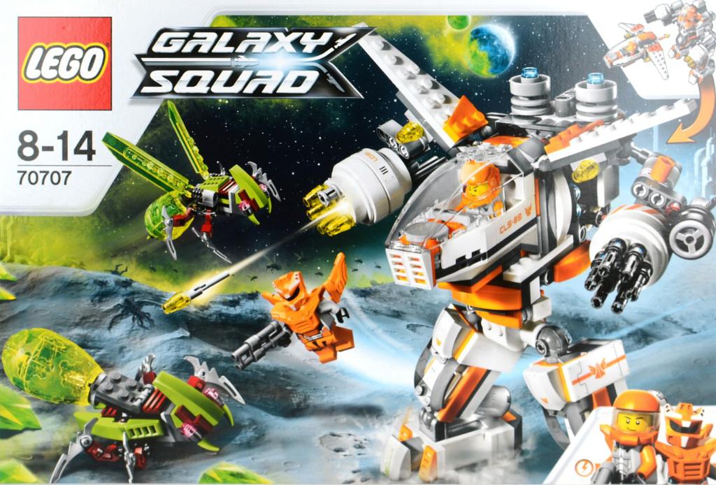 Ein Roboter wird von animierten Personen bedient, mit künstlichen Vögeln in der Luft, Planeten, Boden und Sternen am Himmel sowie einem Wasserzeichen und Text.